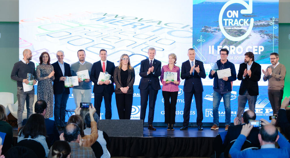 Autoridades y galardonados con los VI Premios Medio Ambiente Aproema.