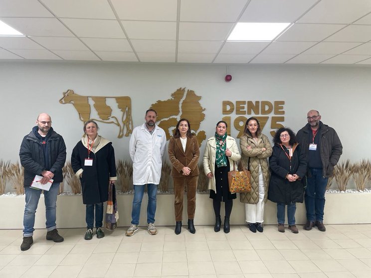 Visita de representantes del Sindicato Labrego Galego a la sede de la compañía del Grupo Lence, en Lugo.