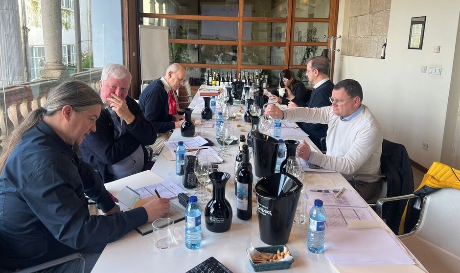Los prescriptores belgas y neerlandeses participaron en una cata de vinos en la sede del Consejo Regulador de la D.O. Rías Baixas.