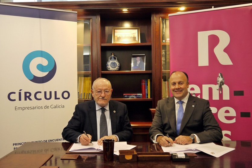 Manuel Rodríguez, presidente del Círculo de Empresarios de Galicia, y Alfredo Ramos, director de R, durante la firma del convenio.