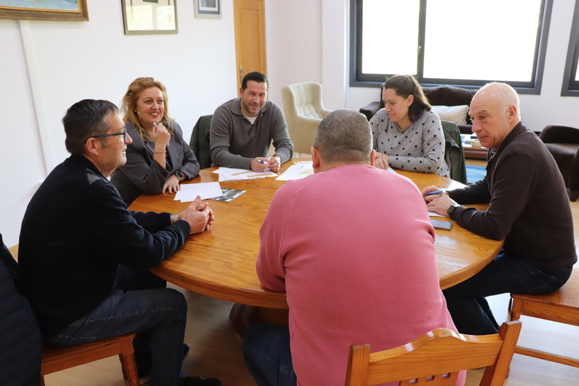 Reunión dela gernete de SEA, beatriz Sestayo, con representantes del ayuntamiento de Catoira.