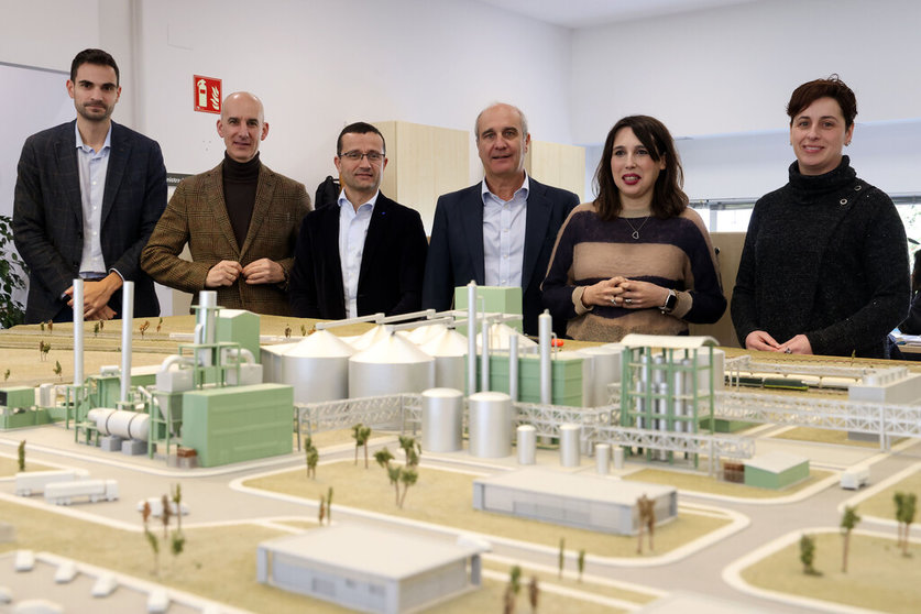 La conselleira de Economía, Industria e Innovación en funciones, María Jesús Lorenzana, visitó las instalaciones de Bioetanol Galicia, de Vertex Bioenergy.