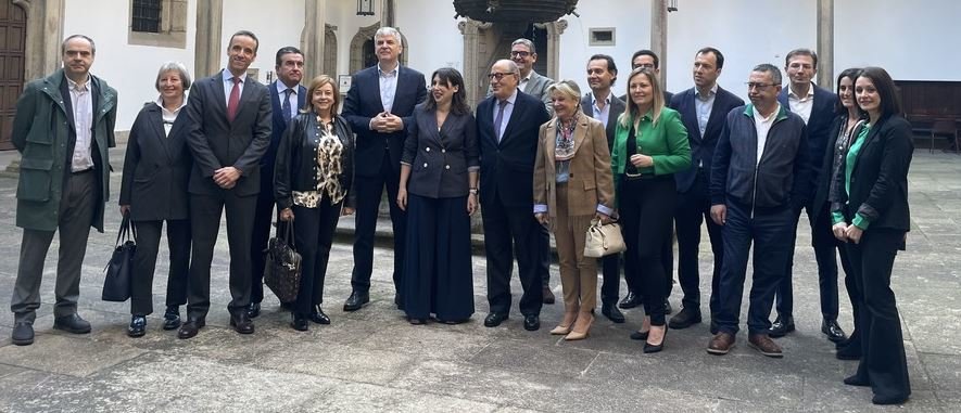 La conselleira de Economía María Jesús Lorenzan con diversos representantes del Foro Económico de Galicia.