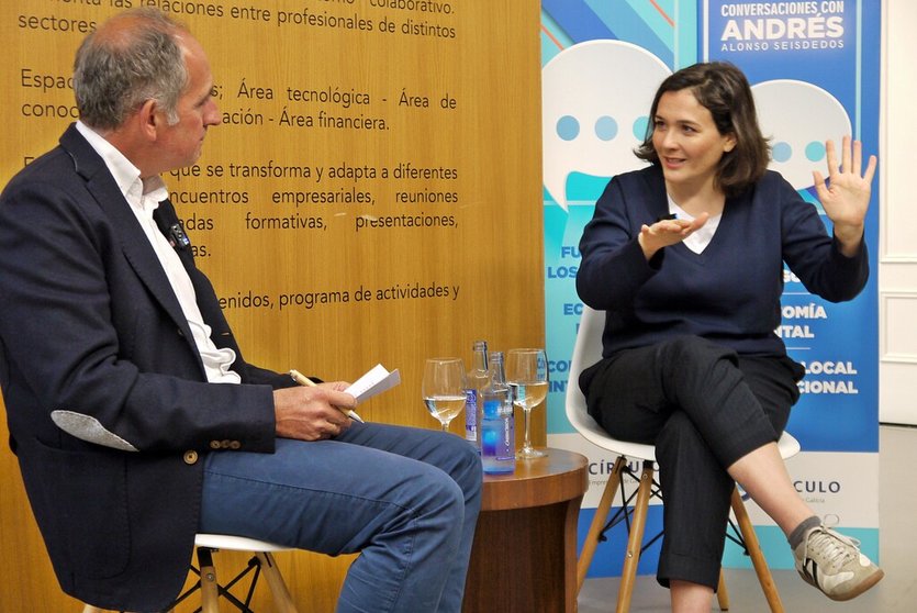 Adriana Domínguez, con el economista Alonso Seisdedos./CEDIDA.