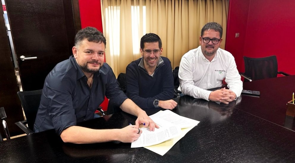 afael Villaverde, CEO de cloud.gal; Javier Vidal, CEO de Norvoz; y Pere Antentas, CEO de Rede Aberta, las tres sociedades promotoras de Galnix.