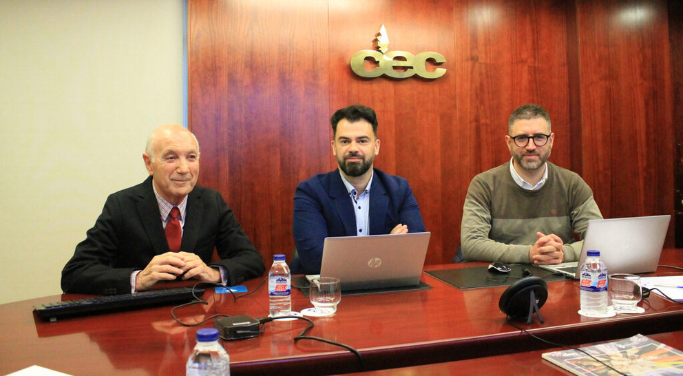 Antonio Fontenla, presidente de la CEC, junto a por Jaime López y Gerardo Portugués, del Grupo Solitium.