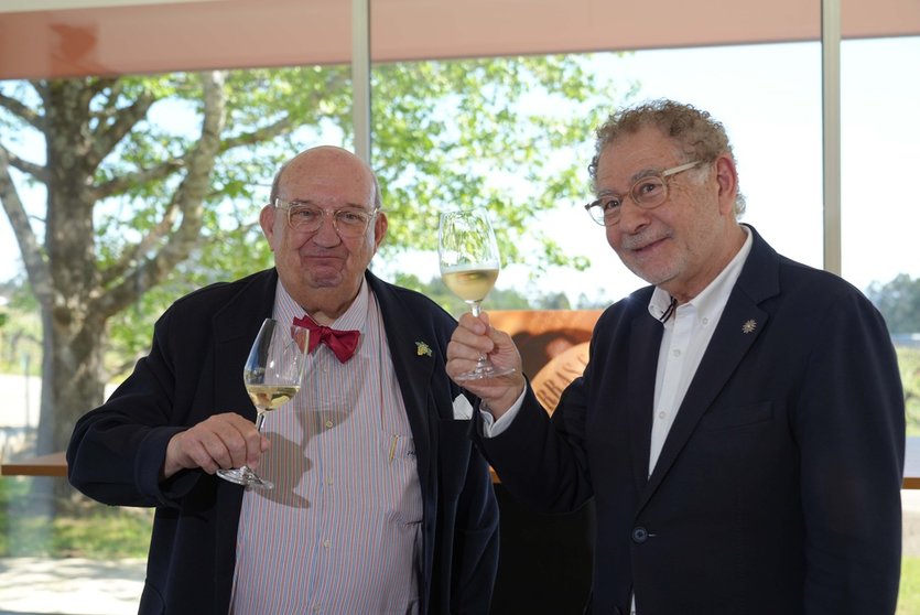 El presidente de Grupo Terras Gauda, José María Fonseca, y el fundador de Bodegas Gargalo, el diseñador Roberto Verino.