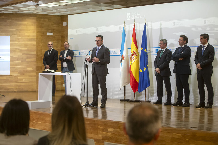 O novo conselleiro de Emprego, Comercio e Emigración, José González, acompañado dos altos cargos do seu departamento./CEDIDA XUNTA.