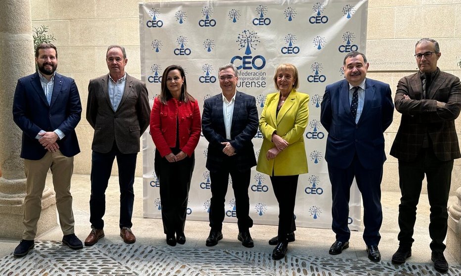 El presidente de la Diputación de Ourense, Luis Menor (centro), con parte de la directiva de la CEO y su presidenta, Marisol Nóvoa.