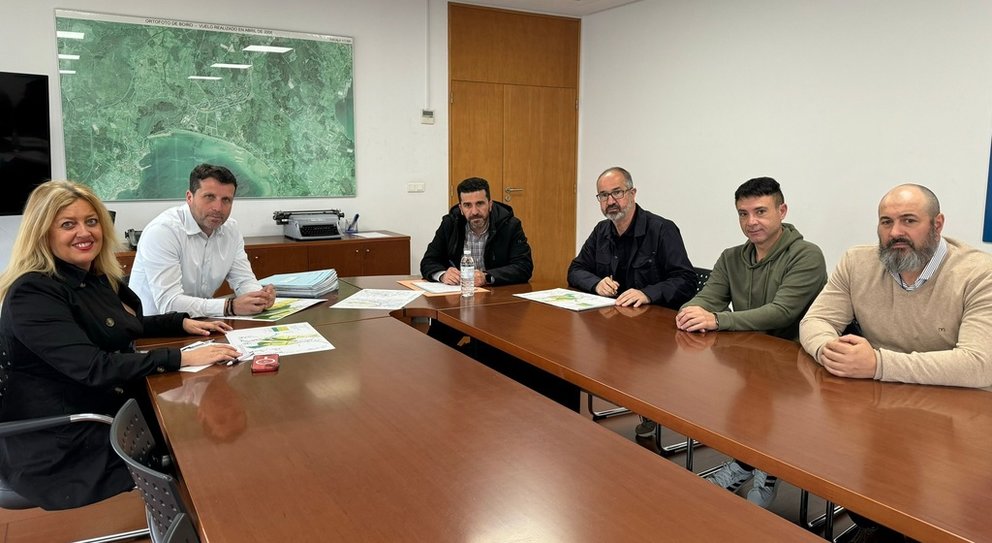 La gerente de SEA, Beatriz Sestayo, el alcalde de Boiro, Romero y técnicos de ambas entidades.
